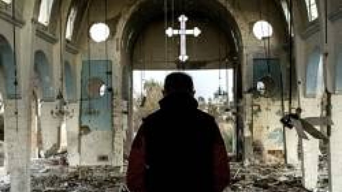 Una iglesia de Siria o Irak destruida por yihadistas de Estado Islámico... millones de cristianos viven bajo amenaza de violencia