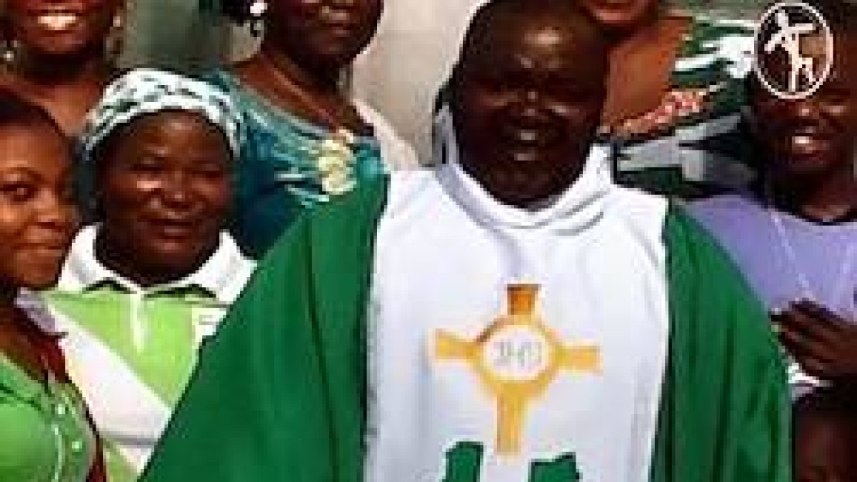 El padre Kato es muy querido por sus fieles, que tuvieron ocasión de demostrárselo al enfrentarse a terroristas armados para evitar su muerte.