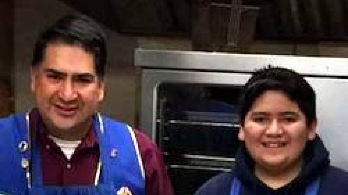 Kendrick, a la derecha, junto a su padre, John, durante un acto de caridad de los Caballeros de Colón, a los que quería pertenecer siguiendo los pasos de John.