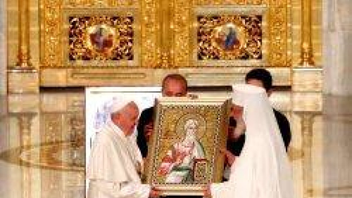 Francisco con el Patriarca Daniel, cabeza de la Iglesia Ortodoxa Rumana, en el rezo del Padrenuestro en la catedral de Bucarest