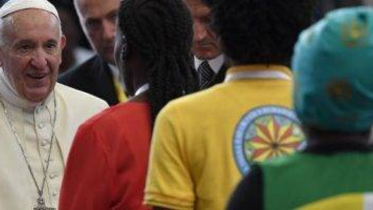 El Papa se ha dirigido a miles de jóvenes de distintas religiones en un gran estadio de Maputo