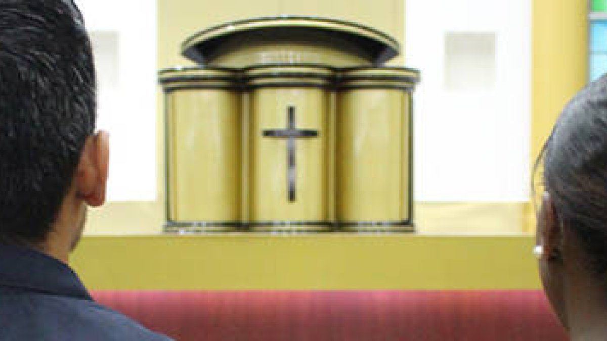 Felipe y Wendy en la iglesia que ahora les acoge