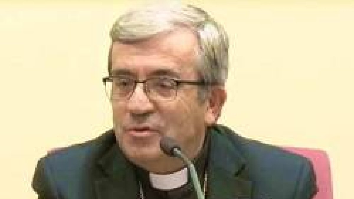 Luis Argüello es además de obispo auxiliar de Valladolid secretario general y portavoz de la CEE.