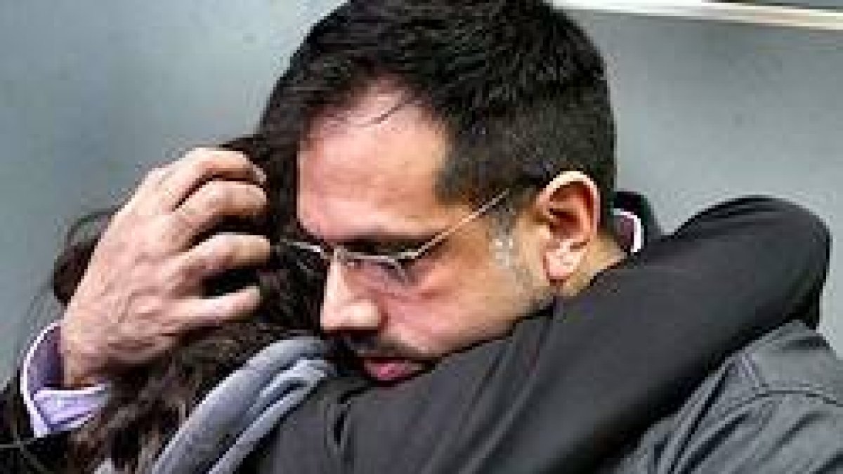 El doctor Leandro Rodríguez Lastra ha recibido innumerables apoyos y muestras de solidaridad por su acto médico de salvar las dos vidas, la de la madre y la de su hijo.