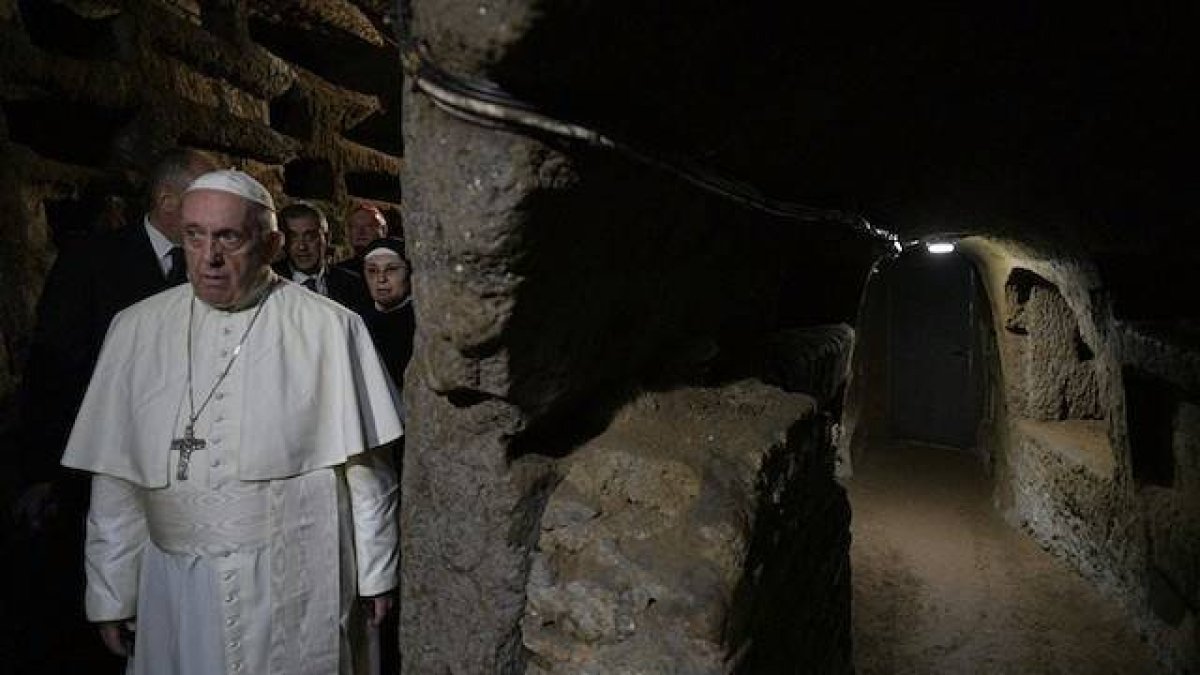 Francisco entró por primera vez en unas catacumbas en este día de los Fieles Difuntos, y no ocultó su impresión.