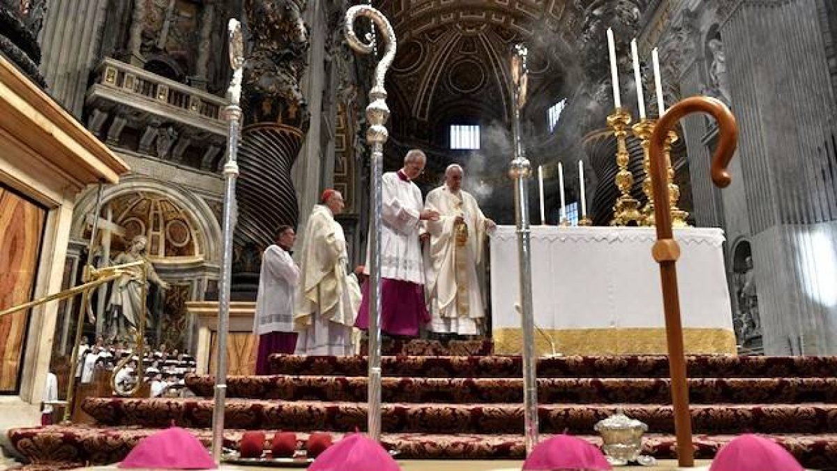 Los solideos y báculos de los cuatro nuevos obispos. Uno de ellos recibirá también este sábado el capelo cardenalicio.