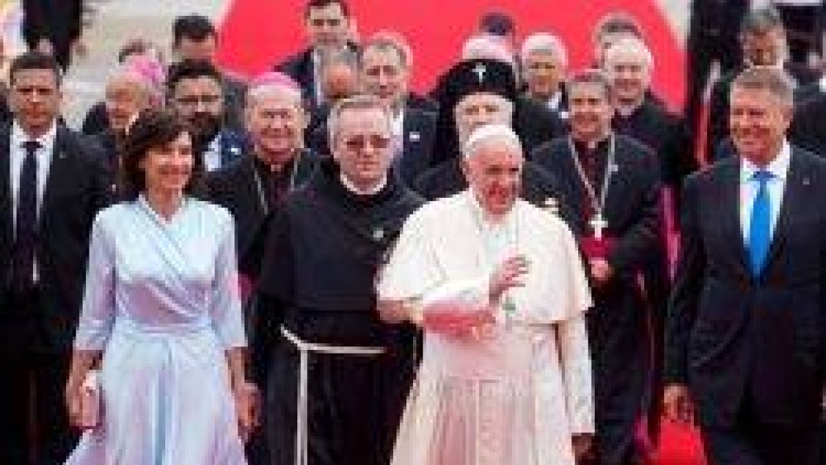 El Papa, a su llegada a Bucarest, flanqueado por el Presidente de Rumanía y su esposa