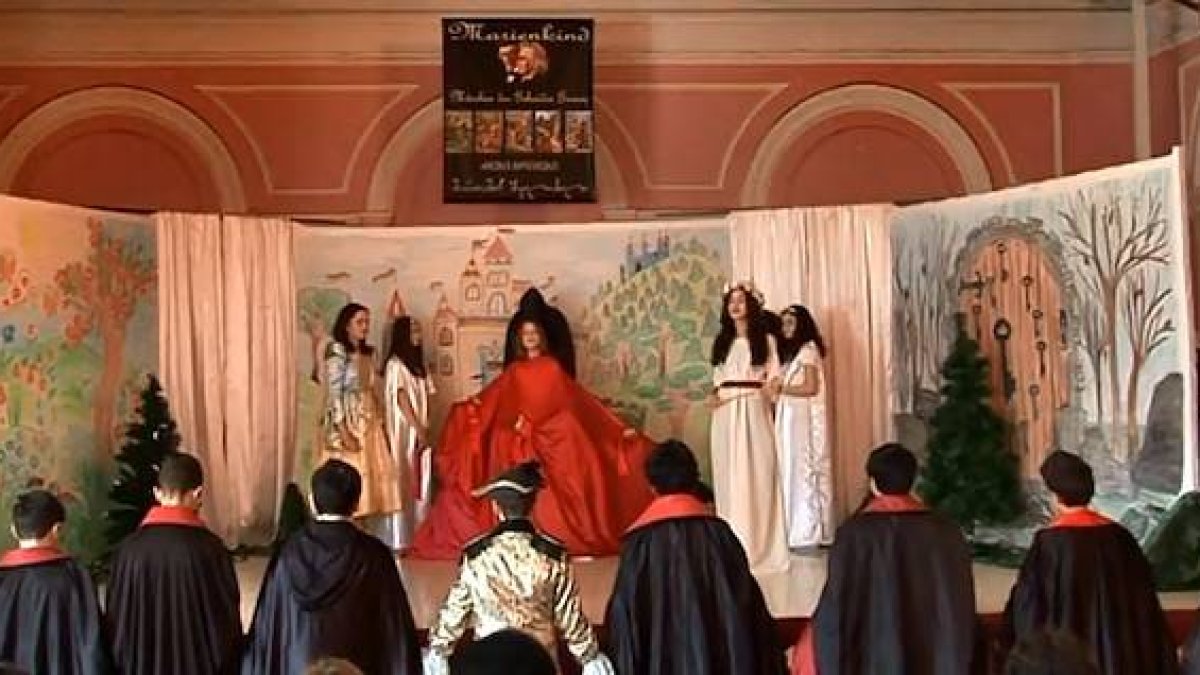 Una representación teatral escolar de «La hija de María»: la escena final.