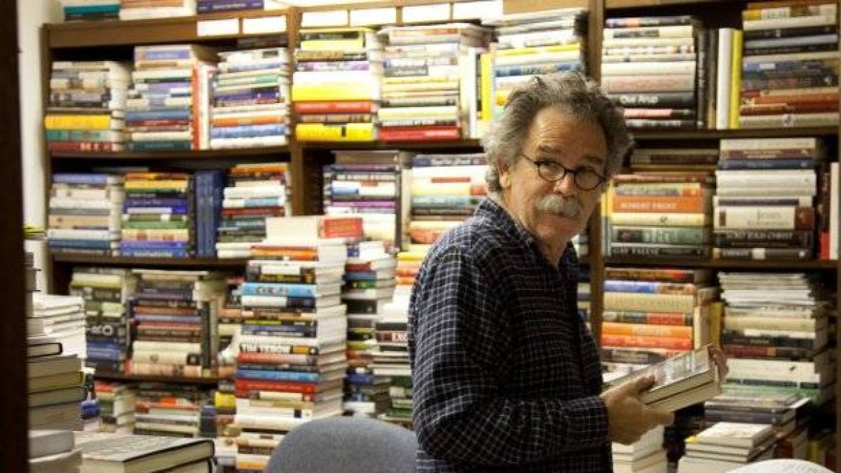 John Wilson, rodeado de libros: ha consagrado buena parte de su vida a la crítica bibliográfica.