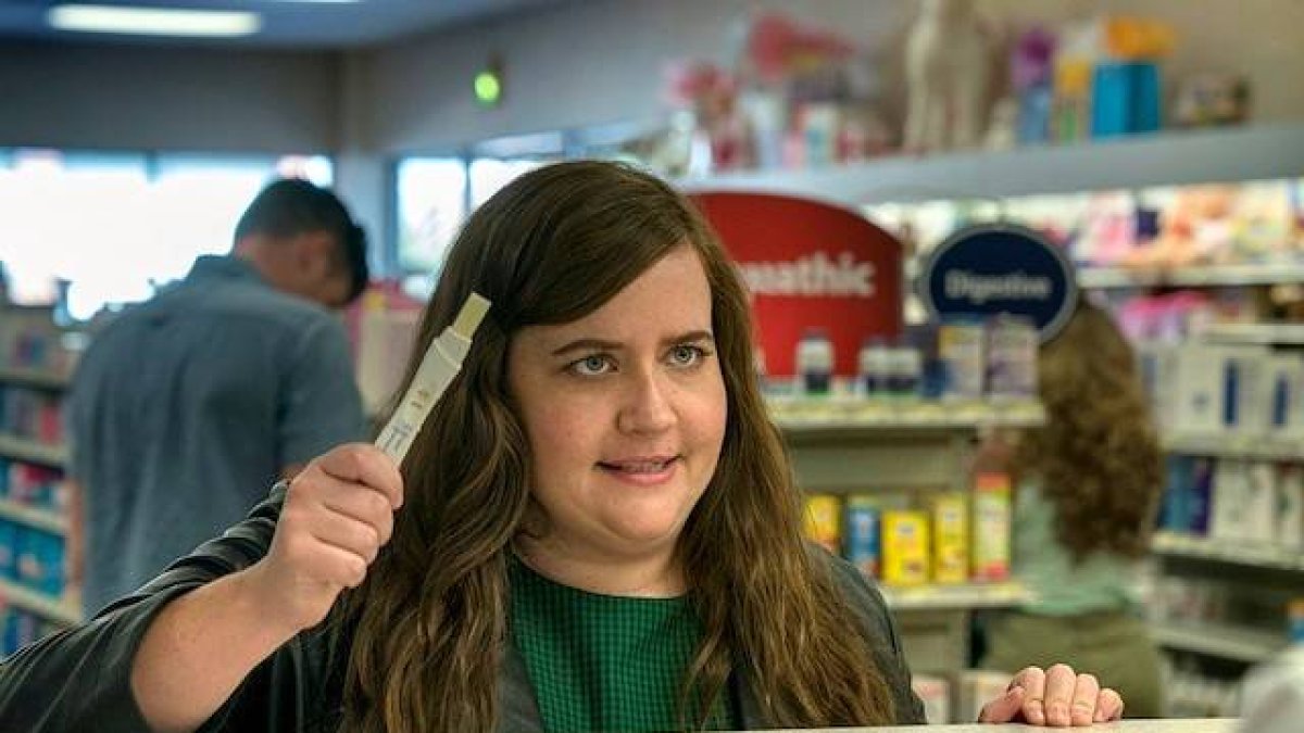 Aidy Bryant, protagonista de «Shrill», una comedia donde ella aborta como
algo normal y sencillo. En la imagen acude a la farmacia con una prueba de embarazo en la mano.