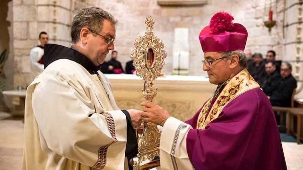 El Custodio de Tierra Santa y el nuncio apostólico en Israel y Palestina veneran la reliquia.