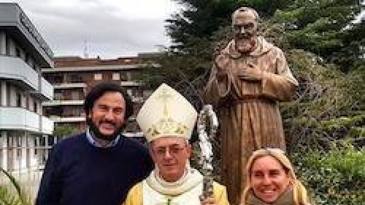 Monseñor Moscone, junto a José María Zavala, director de «Renacidos», y Paloma Gasset, productora ejecutiva de este film y de «El misterio del Padre Pío».