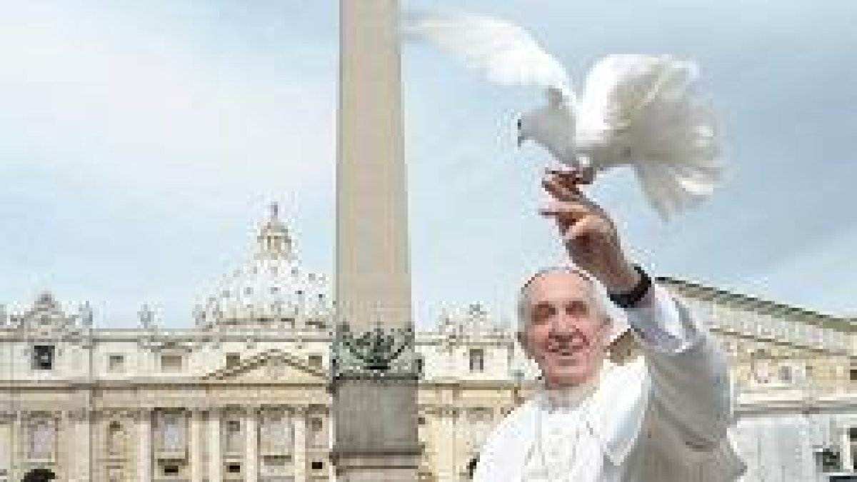 El Papa Francisco con una paloma blanca, en una foto de archivo, ya icónica