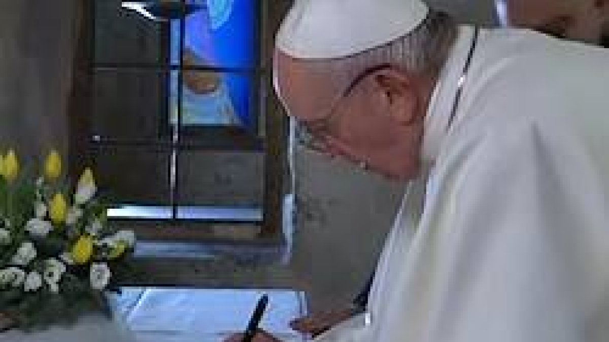El Papa firma la carta Admirabile Signum en el mismo lugar donde San Francisco de Asís introdujo la costumbre del belén navideño.