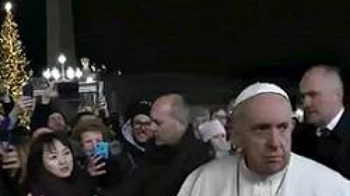 El martes por la noche, visitando el belén, el Papa se enfadó con una peregrina poco educada; el miércoles el Papa ha pedido perdón en el Ángelus