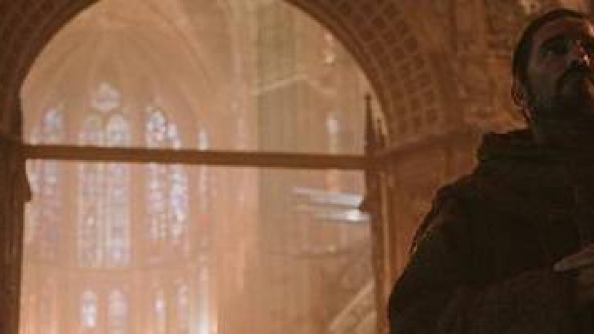 Jim Caviezel en la catedral de León, en una escena de la película documental Onyx Los Reyes del Grial