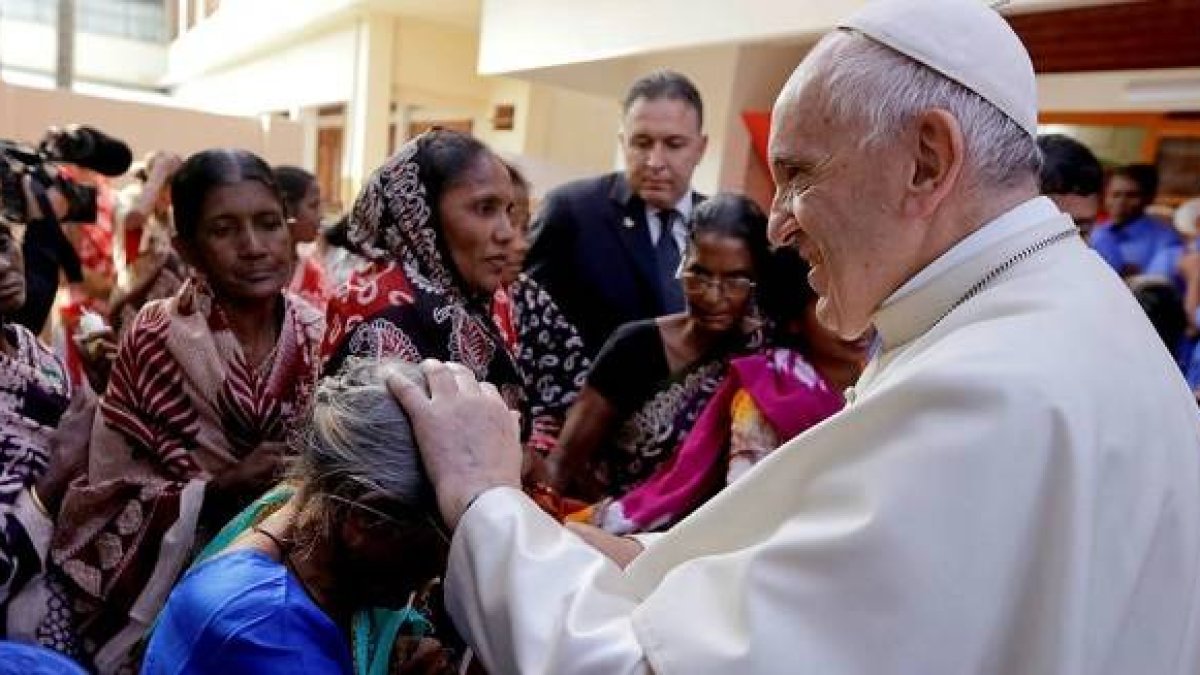 El Papa Francisco bendice a una mujer durante su visita a Bangladesh en 2017