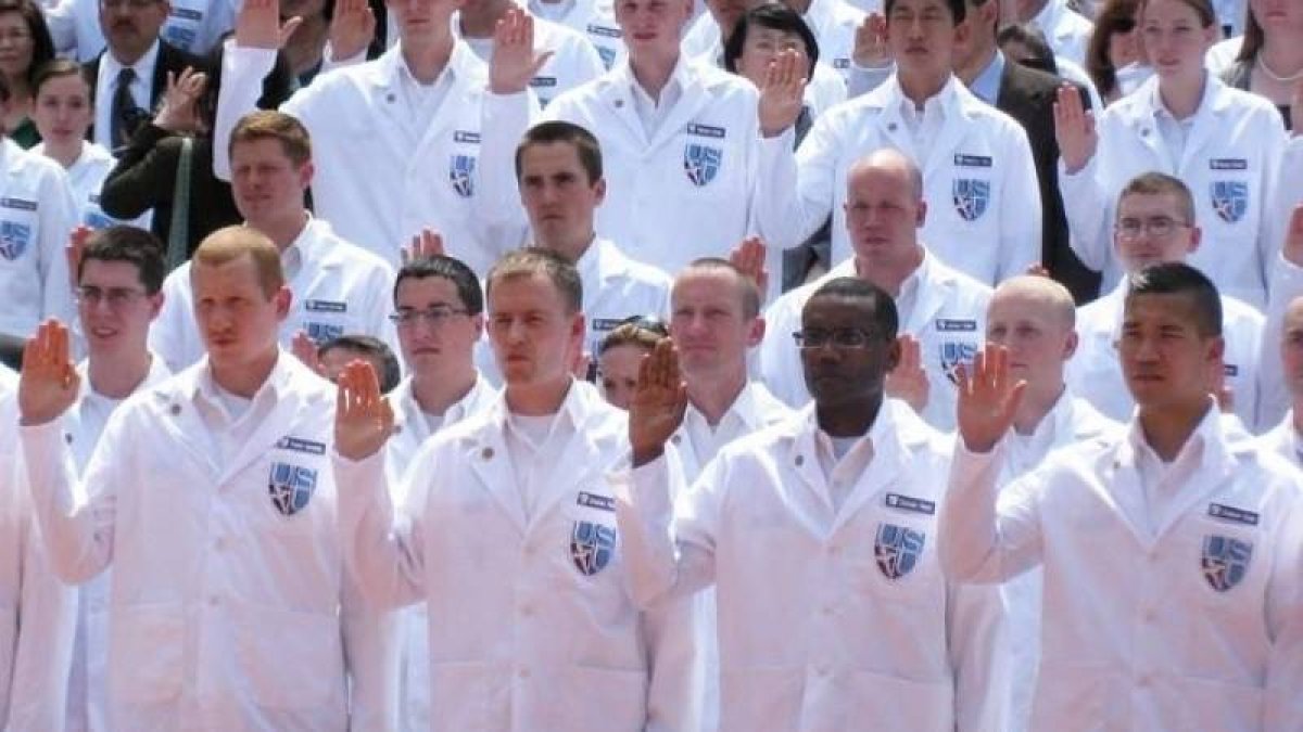 Involucrar a los médicos en acciones que matan en vez de curar aleja a esta vocación de sus objetivos milenarios y de la elevada dignidad y eticidad del Juramento Hipocrático.