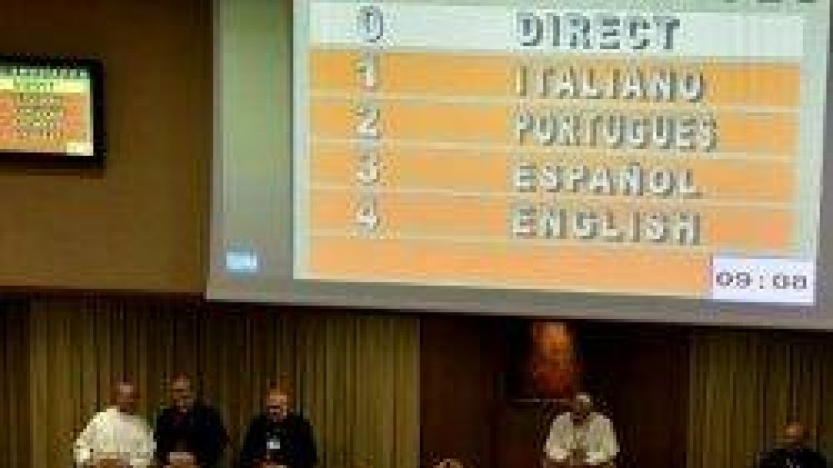 El Papa Francisco espera mientras toman asiento los padres sinodales para empezar los trabajos del Sínodo sobre el Amazonas