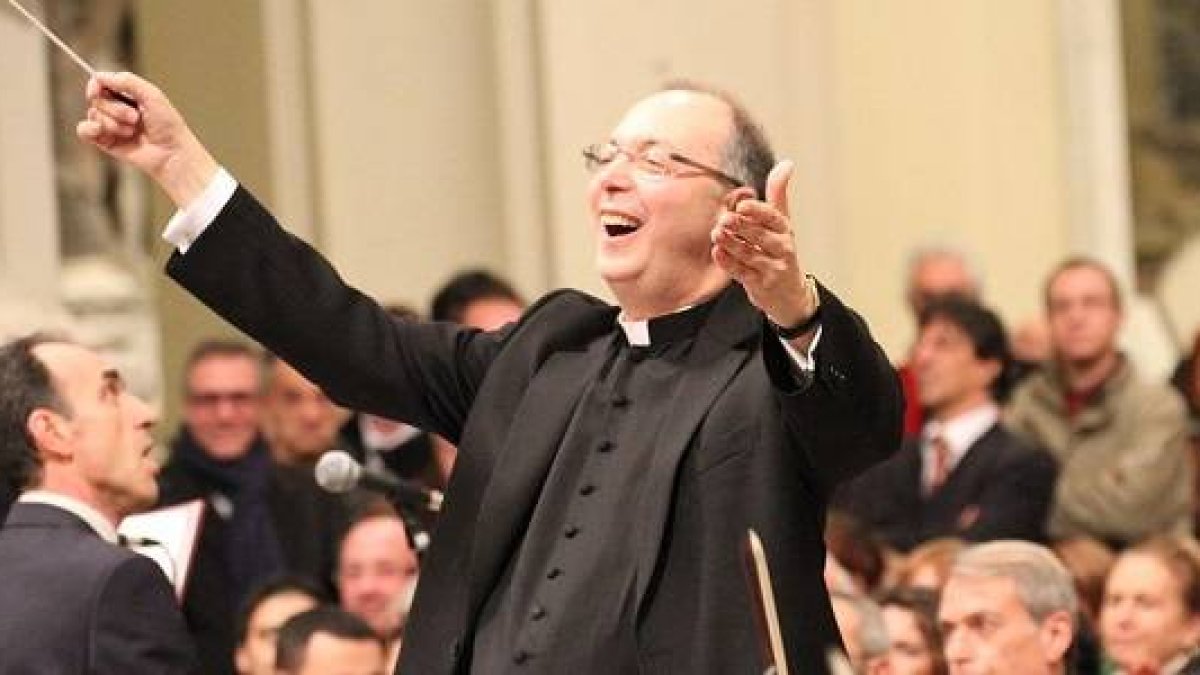 El sacerdote y músico Marco Frisina dirige el coro diocesano de Roma y compone coros para muchas celebraciones eclesiales