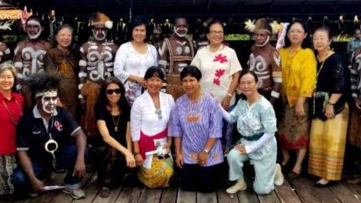 Misioneras y cooperantes católicas de otras regiones de Indonesia con unos tribales asmat en su diócesis, que cumple 50 años