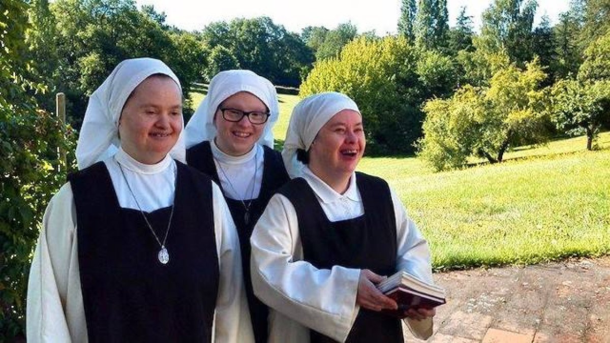 Las hermanitas Marie-Ange, Camille y Géraldine, felices y muy cerca de Dios.
