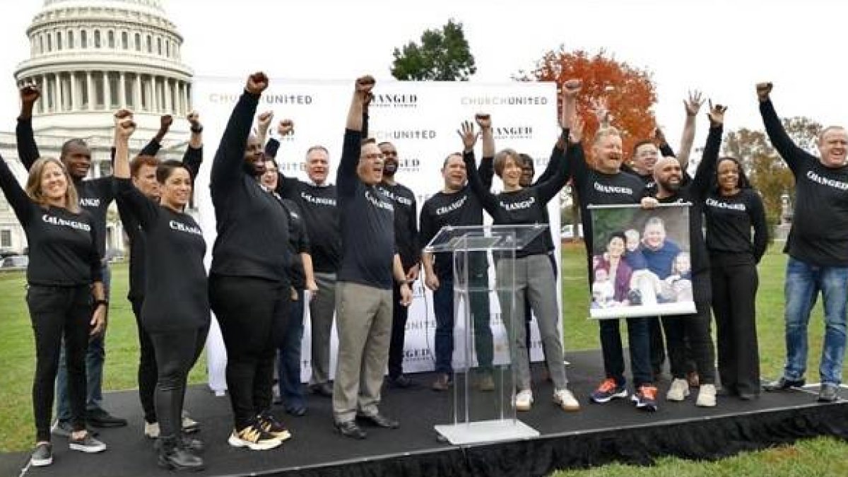 Este grupo se concentró frente al Capitolio para protestar contra las leyes que buscan prohibir las