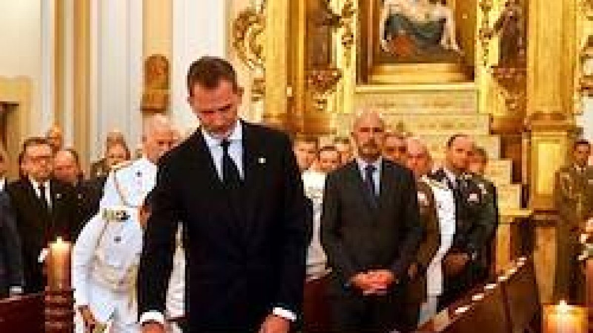 Felipe VI, ante el féretro del cardenal Estepa, durante el funeral celebrado en la catedral castrense de Madrid.