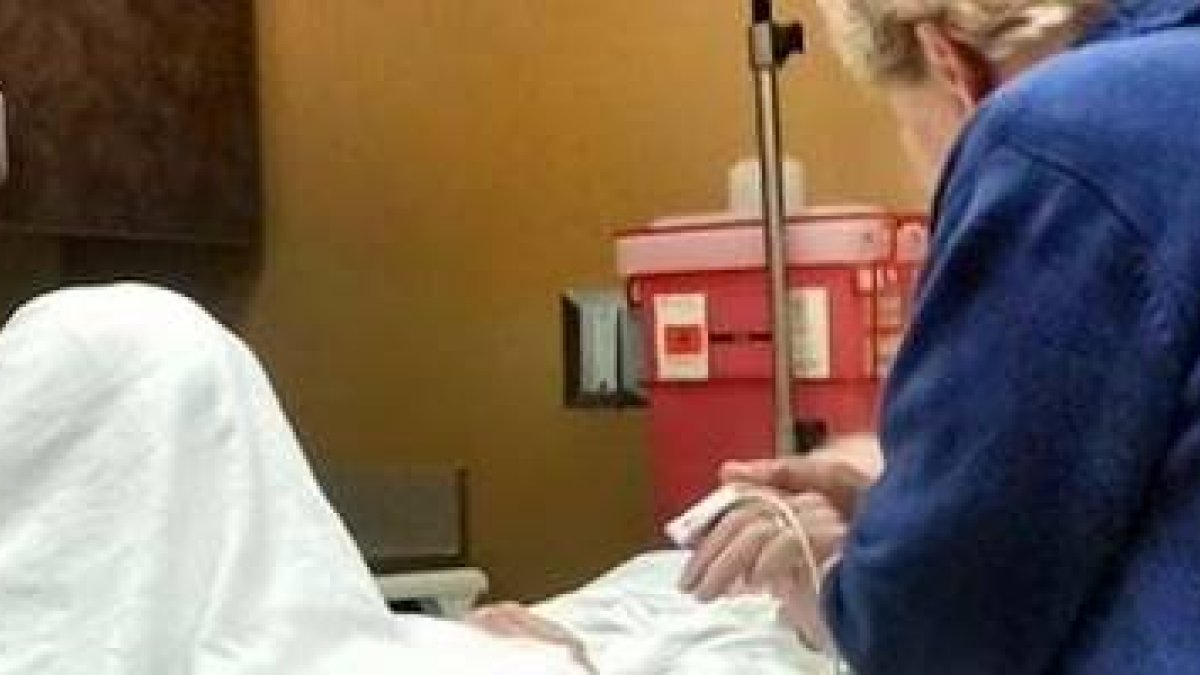 Anna denuncia que la mayoría de las personas que están en situación de conciencia mínima son atendidas por familiares que quieren que vivan, pero no se las tiene en cuenta porque dificultan el discurso pro-eutanásico. [Imagen de recurso.]