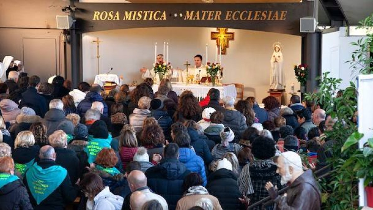 La asistencia de miles de peregrinos de Italia y el resto del mundo (por donde esta devoción se ha extendido de forma sorprendente) deja pequeños los lugares de misa en Fontenelle.