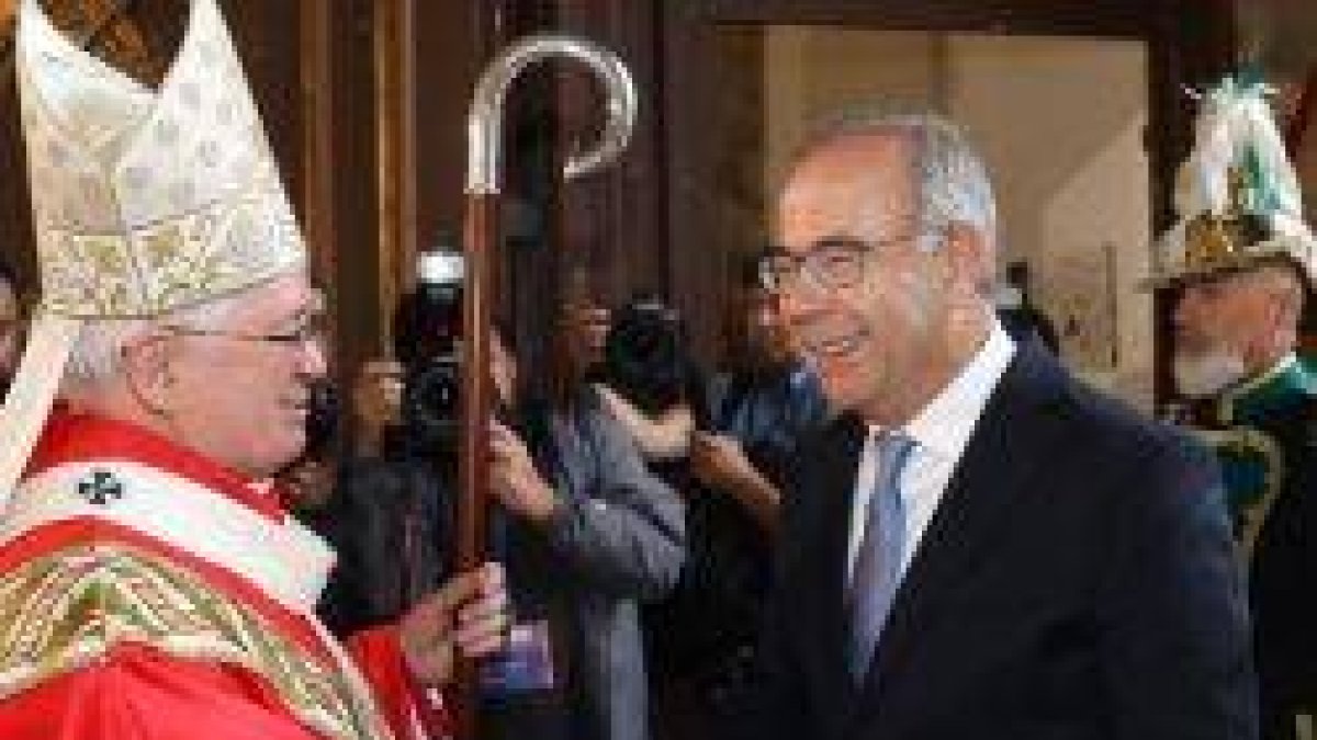 El arzobispo Barrio con el alcalde socialista Sánchez Bugallo, que retoma su participación en la Ofrenda al Apóstol Santiago y habla de los Jubileos que vienen