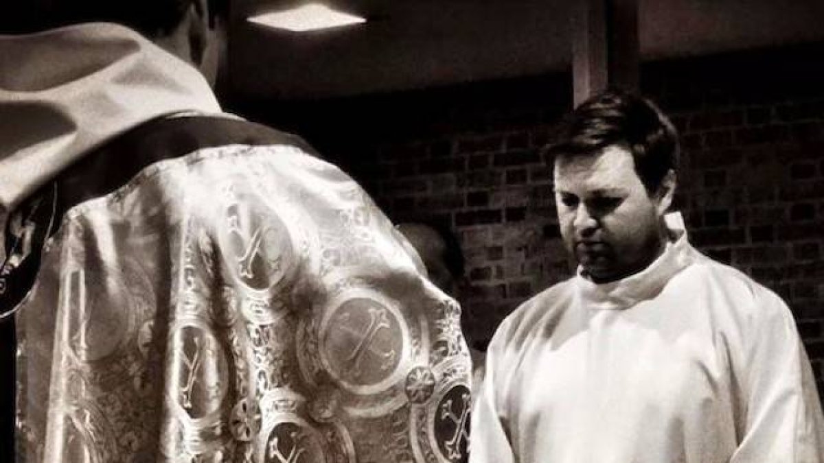 J.D. Vance, ante el sacerdote que lo bautizó.