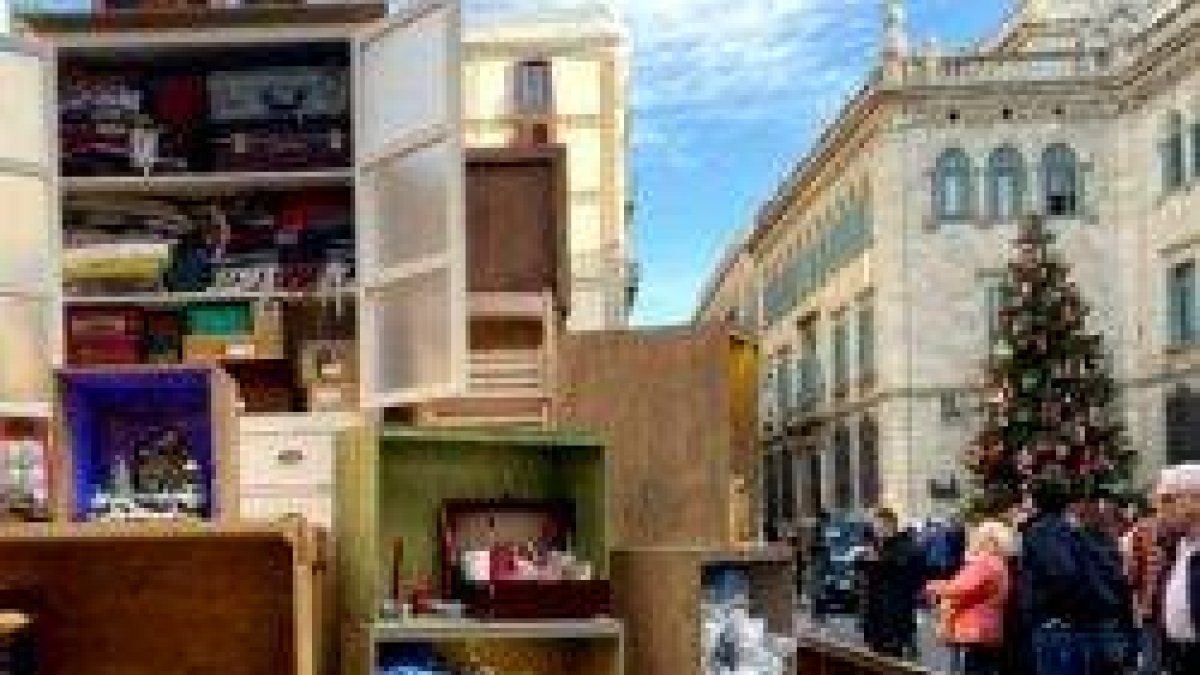 Es el quinto año que Ada Colau coloca un belén estrambótico y vacío de toda religiosidad ante el Ayuntamiento de Barcelona, muchos están hartos