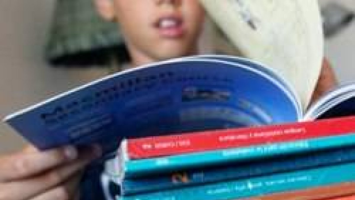 Los libros de texto son distintos en cada autonomía, y los políticos presionan con mil particularidades locales o ideológicas