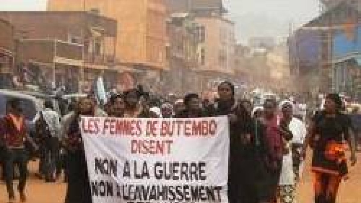 Mujeres en una manifestación en Butembo piden seguridad y denuncian la intervención extranjera - muchos terroristas llegan de Uganda y otros países