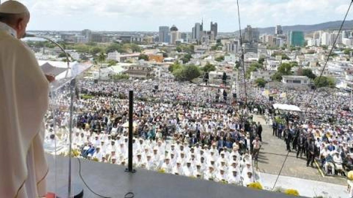 El Papa Francisco presidió la Eucaristía en Port Louis, capital de Mauricio, en el Monumento a María Reina de la Paz / Fotos- Vatican Media