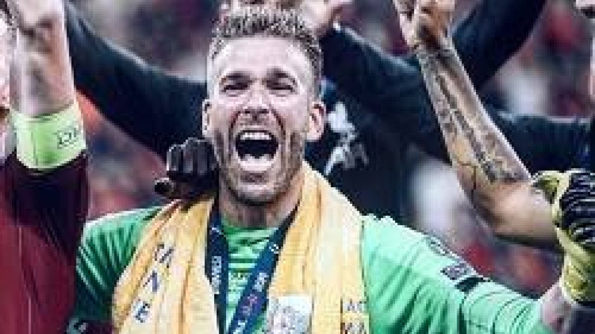 Adrián llevó consigo en todo momento la toalla en la que se ve la imagen de la Virgen. Durante el partido estuvo a su lado y en las celebraciones siempre estuvo con él.