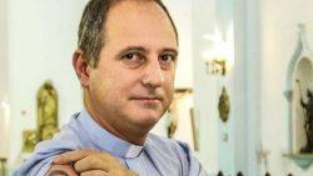 El padre Juan es un fan del Racing Club... y un misionero apasionado e incansable en Mozambique, con un territorio enorme por atender