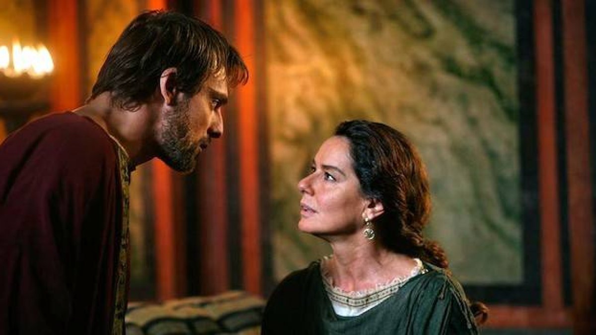 San Agustín (Alessandro Preziosi) y Santa Mónica (Monica Guerritore) en «San Agustín», una mini serie de Christian Duguay en 2010.