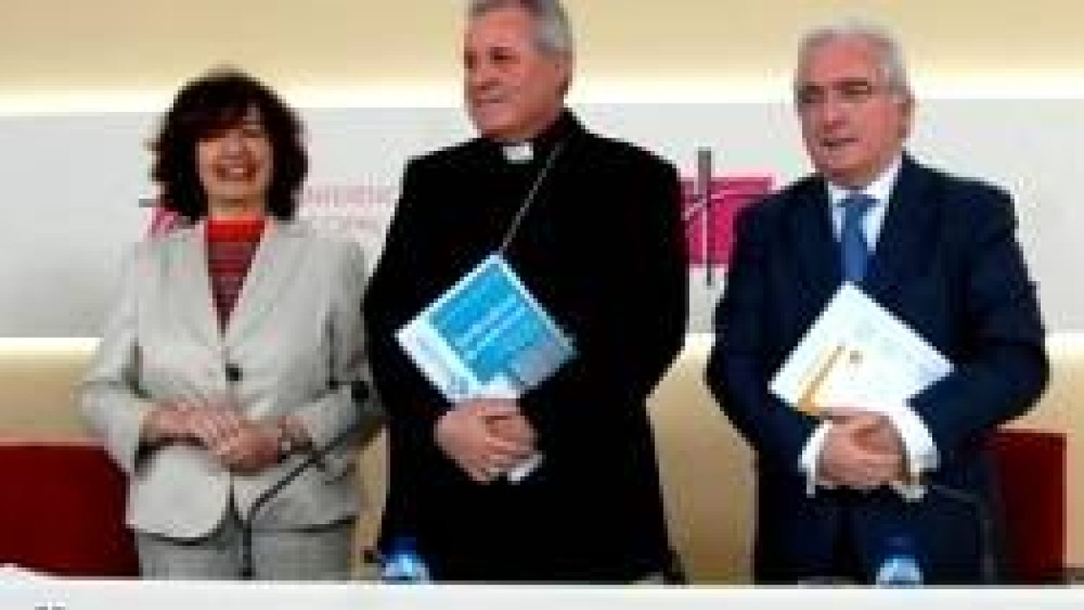 Iceta -obispo y licenciado en medicina-, el doctor Batiz y la enfermera especialista en paliativos Encarnación Isabel Pérez