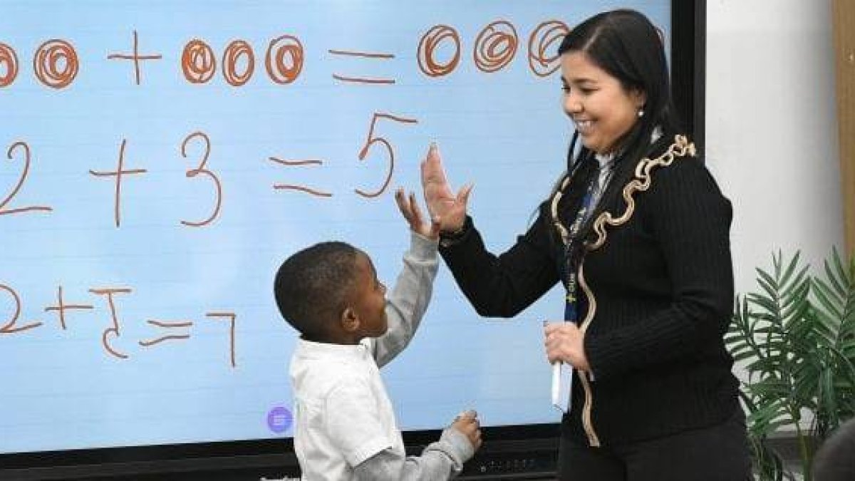 Dilia Samadova ya es maestra en prácticas en una escuela católica... huyó de Tayikistán en 2011 y dos años después conoció a Cristo