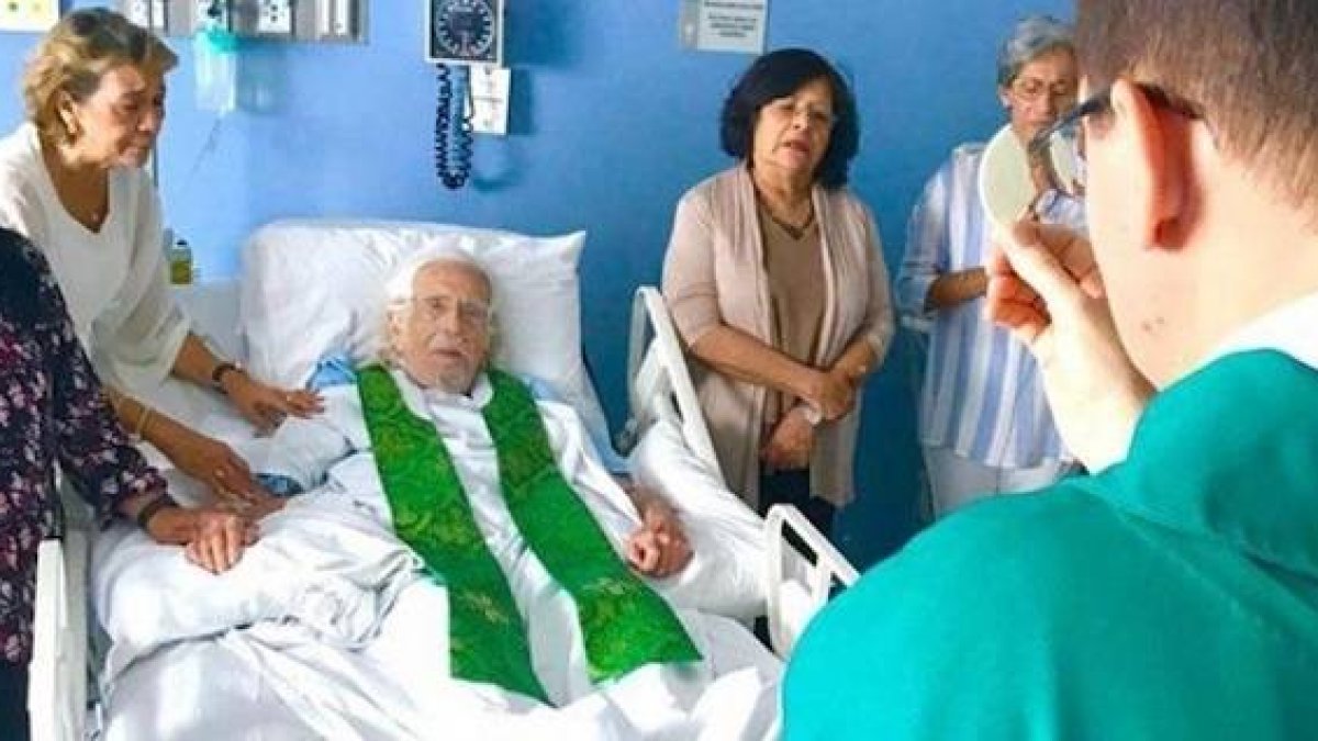 Cardenal, gravemente enfermo, celebra misa tras haber sido levantada la suspensión por parte de la Santa Sede