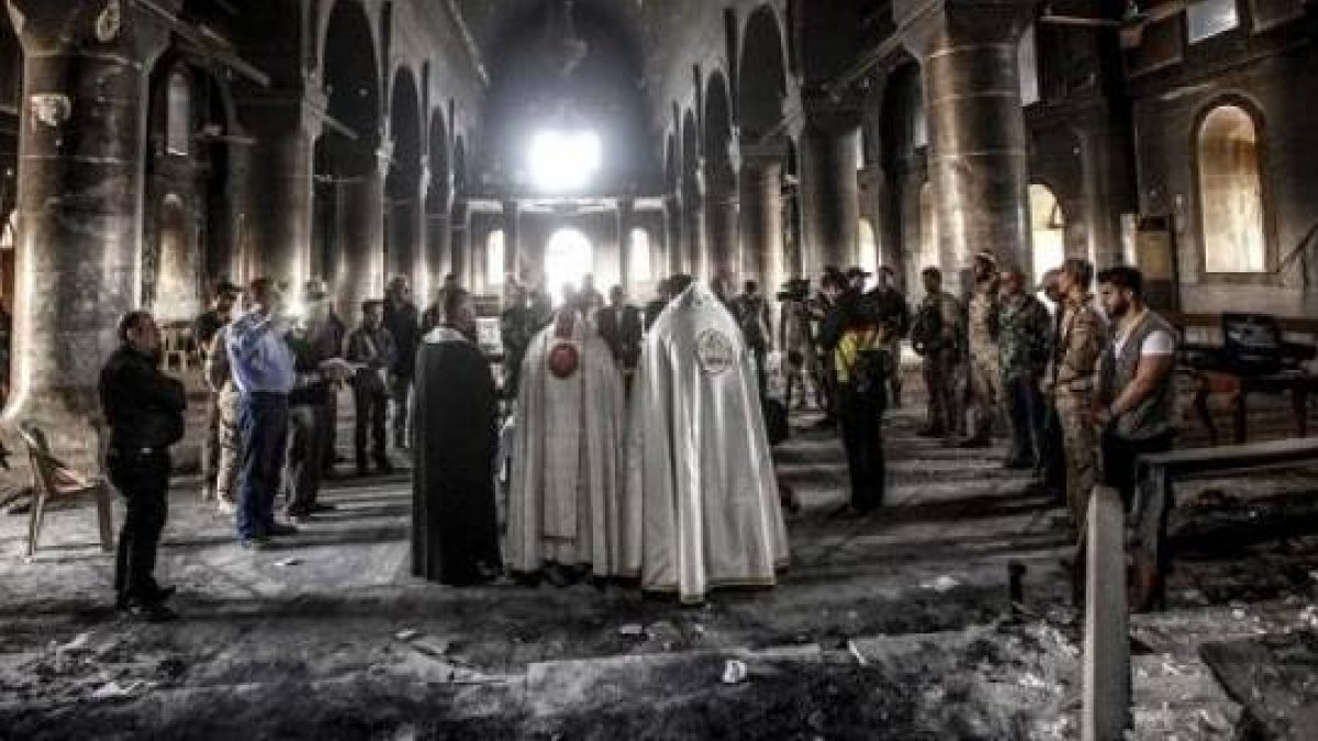 Los cristianos que han podido regresar a sus casas han encontrado sus iglesias destrozadas. Ya ha empezado su reconstrucción
