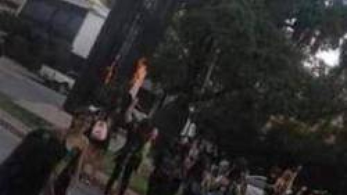 Puño en alto, las feministas radicales jalean el intento de quemar la gran cruz de la ciudad argentina de Salta este 3 de noviembre