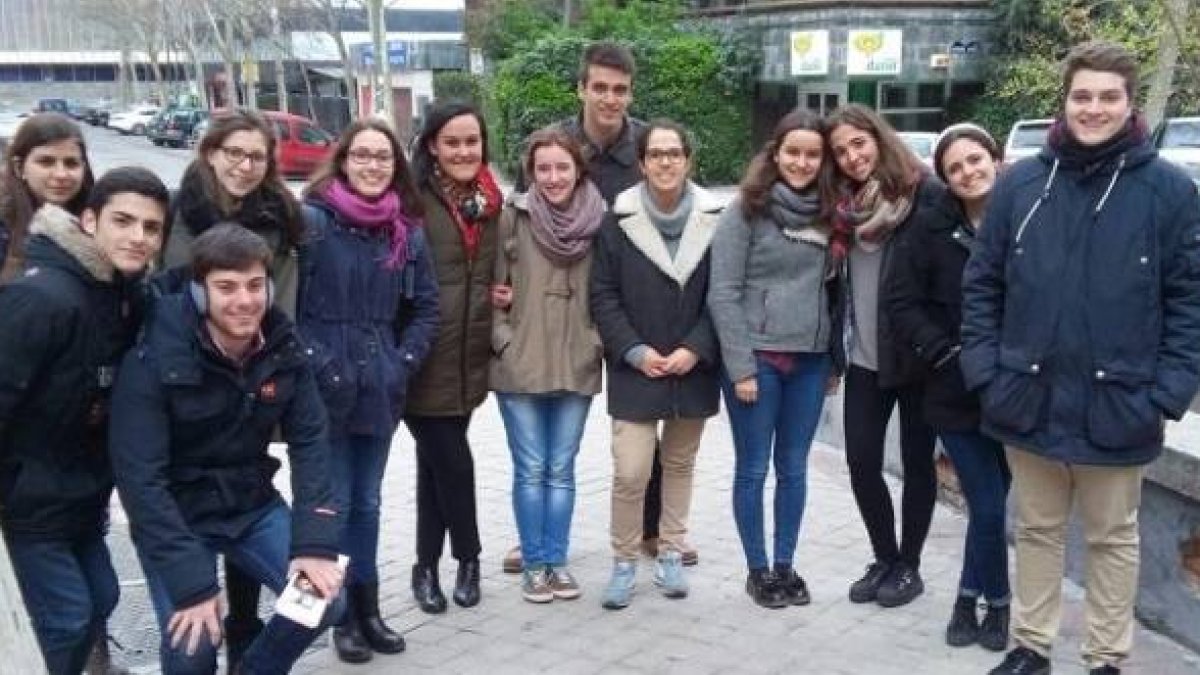 Muchos rescatadores son como estos jóvenes de la imagen, que ofrecen ayuda a mujeres frente al abortorio Dator, el más importante de Madrid