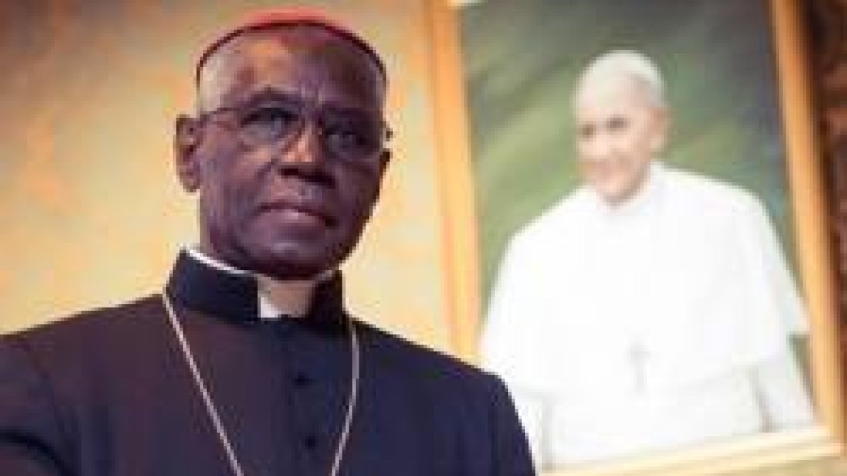 El cardenal Sarah, en la Curia desde 2001, critica que lobbies de la Iglesia de occidente quieran usar a los pobres del Amazonas para sus intereses aburguesados