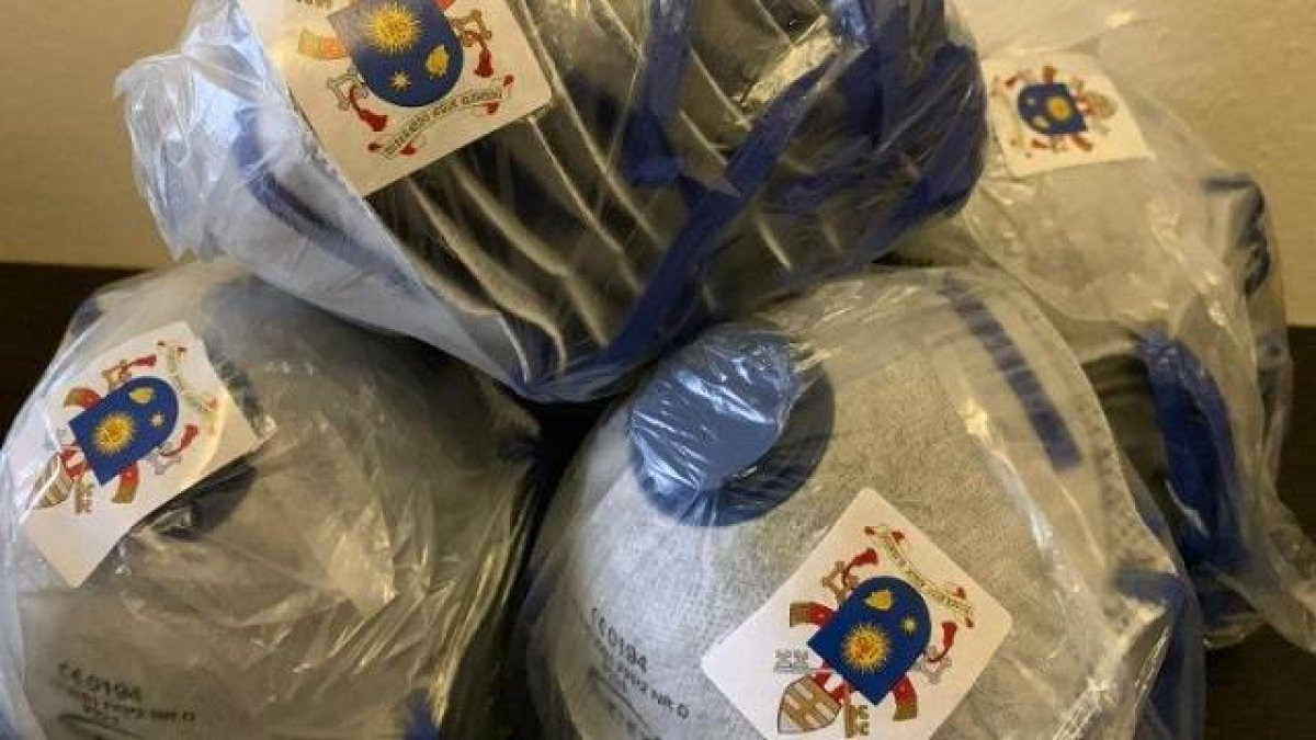 Estas son algunas de las mascarillas enviadas por el Vaticano a China