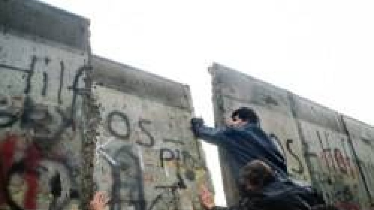 La caída del Muro de Berlín y todo el año 1989 significó el hundimiento del imperio comunista y antirreligioso de Europa Oriental, y dos años después, de la misma URSS