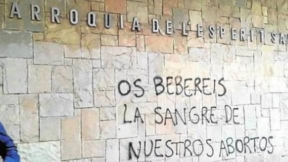 Pintadas en la parroquia del Santo Espíritu en la ciudad de Barcelona