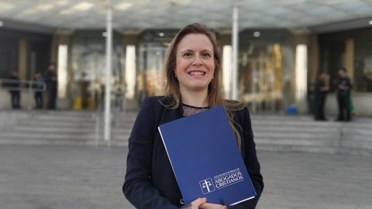 Polonia Castellanos, presidenta de la Asociación de Abogados Cristianos, frente al Juzgado